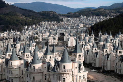 Заброшенные дворцы-близнецы в городе «под копирку»: современная Турция