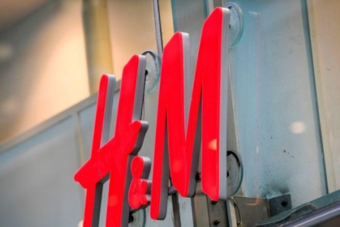 Гігант індустрії моди H&M припиняє відносини з китайським постачальником через використання ним примусової праці (ВІДЕО)