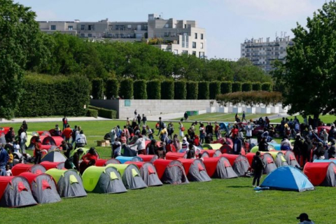 Власти Парижа очищают лагерь протестующих бездомных мигрантов