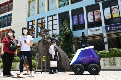 Сінгапур тестує роботів для патрулювання вулиць на предмет "небажаної" поведінки, наприклад, куріння (ВІДЕО)