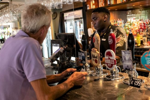 Британцы бьют тревогу — в их пабах из-за брексита заканчивается пиво