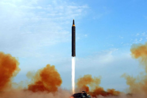 Северная Корея проводит испытания ракеты большой дальности