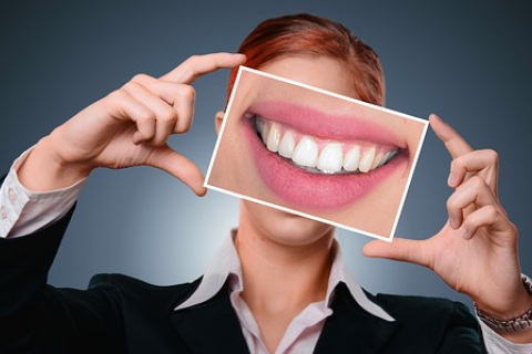 Когда требуется установить керамические виниры для зубов?