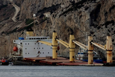 Кораблекрушение у берегов Гибралтара: откачка топлива затруднена