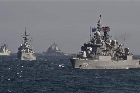 НАТО проводит военно-морские учения вблизи группы российских кораблей