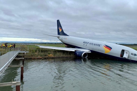 У Франції літак пролетів повз злітно-посадкову смугу і впав носом в озеро