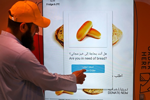 У Дубаї в храмі розкоші працюють безплатні хлібні автомати для найбідніших (ФОТО)