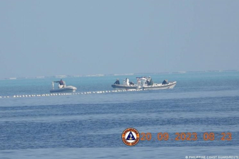 Філіппіни прибирають китайський «плавучий бар'єр» на тлі суперечки в Південно-Китайському морі (ВІДЕО)