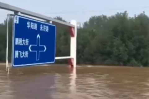 Военные самолеты и танки КПК уничтожены во время наводнения в провинции Хэбэй