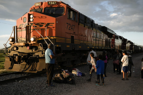 Грузовые поезда в Мексике приостановлено из-за травм мигрантов