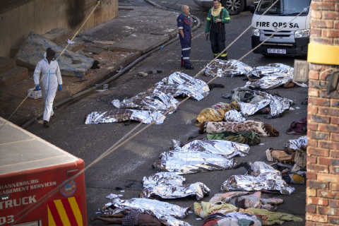 Десятки безхатченків і сквотерів загинули через пожежу в старому будинку в ПАР (ВІДЕО)