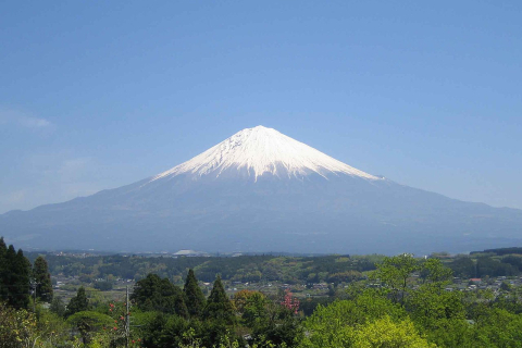 Япония признала, что толпы туристов стали проблемой для горы Фудзи