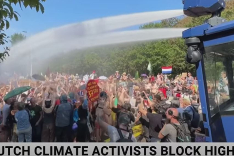 Поліція Нідерландів застосувала водомети, затримавши 2400 кліматичних активістів (ВІДЕО)