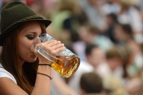 На женщин пиво воздействует менее негативно, чем на мужчин — сексолог-андролог