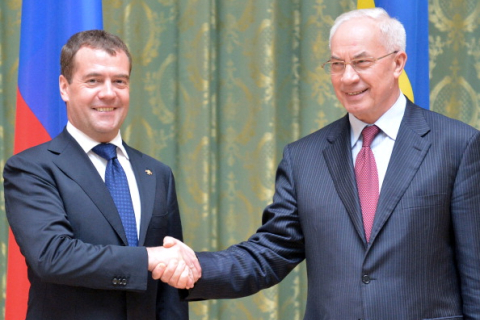 Медведев попросил Азарова прояснить позицию по Таможенному союзу