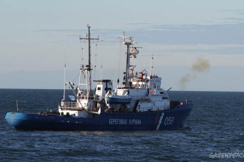 Российская береговая охрана открыла предупредительный огонь против корабля Гринпис