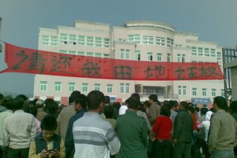 Китайские власти пресекли протест крестьян против коррупции. Фото