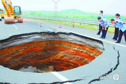Огромный провал образовался на трассе в юго-восточном Китае. Фото