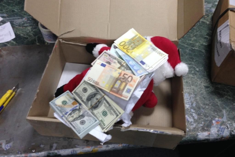 Таможенники Киева нашли в плюшевом Санта Клаусе $25 тыс.