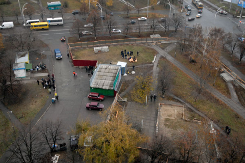 Киевляне громят застройки: еще один забор пал от рук активистов. Фоторепортаж