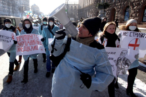 В протестах на Грушевского пострадали 27 врачей