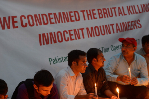 Пакистанцы провели вечер скорби по погибшим альпинистам