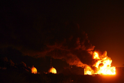 В Венесуэле третий день не угасает пожар на нефтезаводе