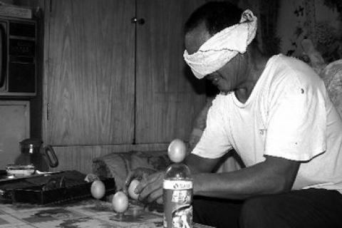 Пятьдесят лет китаец учился ставить вертикально куриные яйца