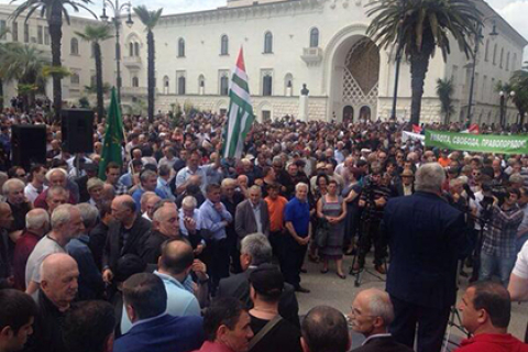 Парламент Абхазии подготовил обращение из-за «Майдана» в Сухуми