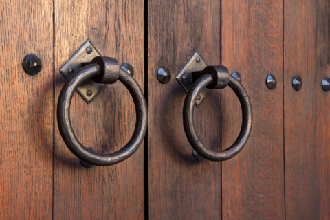 Престижные двери с чугунным ажуром — украшение дома и безопасность владельцев