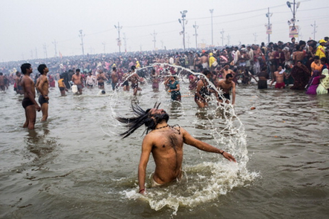 Миллионы индусов устремились к реке Ганг в первый день крупнейшего фестиваля
