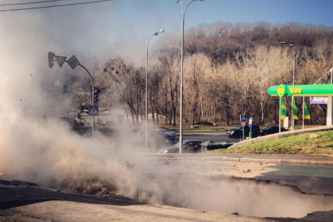 В Киеве в районе прорыва теплосети до конца недели перекроют автодороги