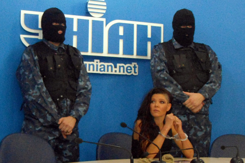 Руслану привели на пресс-конференцию в наручниках