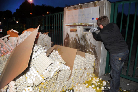 Во Франции разбили 100 тысяч яиц в знак протеста