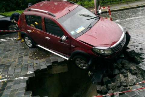 В Киеве машина провалилась в трёхметровую яму