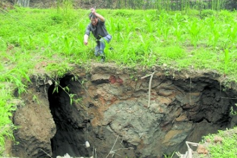 В китайской провинции Сычуань проваливается почва