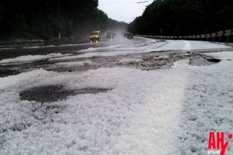 Дороги Крыма засыпало градом