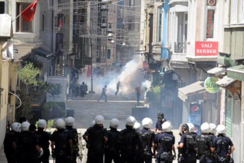 В Турции за два дня протестов пострадали более 3 000 человек