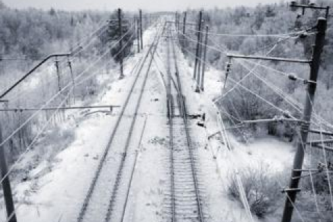 Более 7 тысяч железнодорожников расчищают дорогу поездам от снега и льда