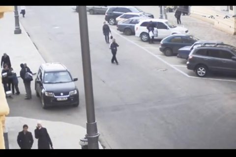 Видеокамера в Харькове запечатлела незаметный грабёж авто
