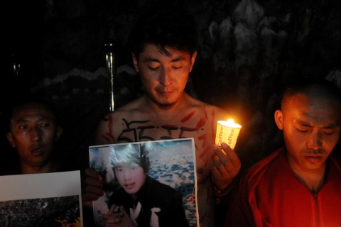 Дедушка религиозного лидера Тибета совершил самосожжение