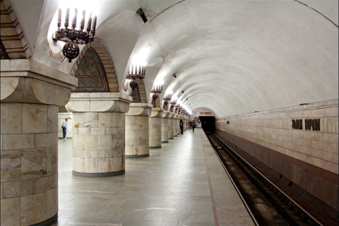 На отрезке красной линии киевского метро остановились поезда
