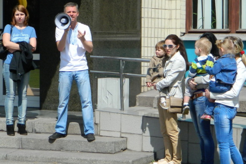 В Днепродзержинске требуют отставки мэра из-за гибели ребёнка в канализации