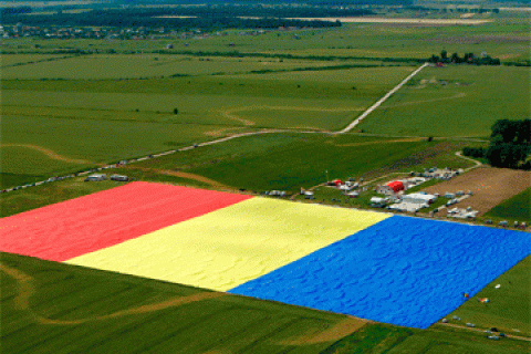 На румынском аэродроме развернули самый большой в мире флаг