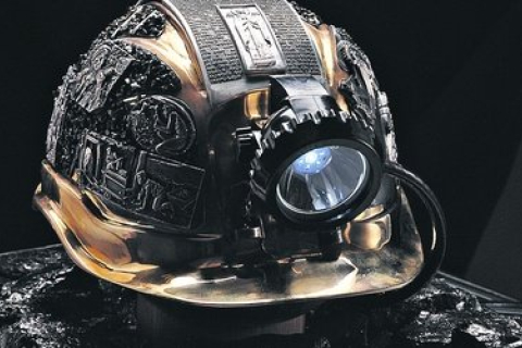 Киевлянам покажут шахтёрскую каску, украшенную алмазами