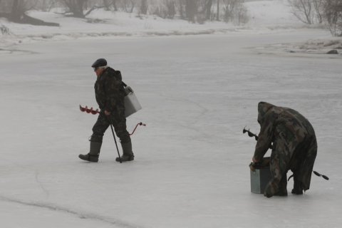 Зимняя рыбалка на Днепре в самом разгаре