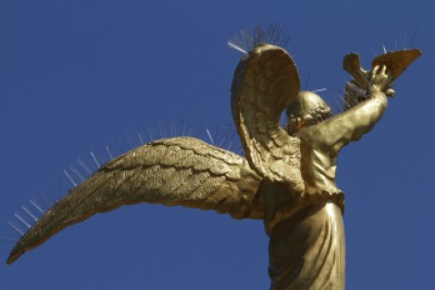 Статуя доброго ангела в Донецке «ощетинилась»