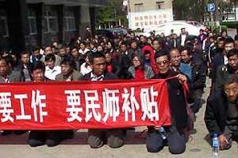 Уволенные учителя в Китае на коленях просят встречи с чиновниками. Фото 