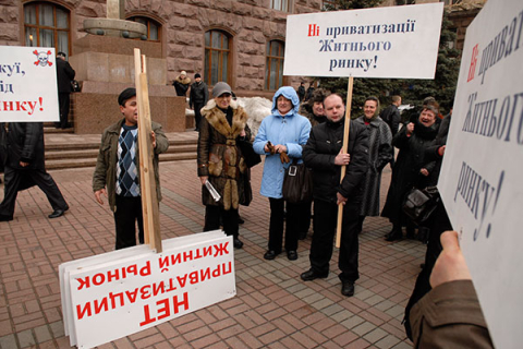 Протест предпринимателей:  торговцы пытались накормить мэрию  утятиной. Фоторепортаж