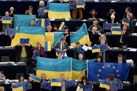 В Европарламенте развернули украинские флаги